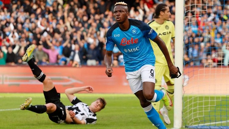 Kepindahan bomber Napoli, Victor Osimhen, ke Manchester United bisa saja tinggal tunggu waktu usai sang pemain kode manja main di Liga Inggris (Premier League). Copyright: © REUTERS/Ciro De Luca