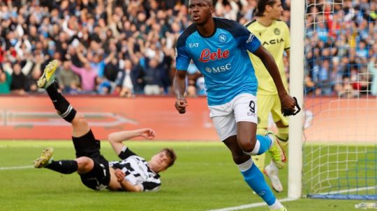 Bomber Napoli, Victor Osimhen merayakan gol pertama ke gawang Udinese di Liga Italia, Sabtu (12/11/22) malam WIB REUTERS/Ciro De Luca Copyright: © REUTERS/Ciro De Luca