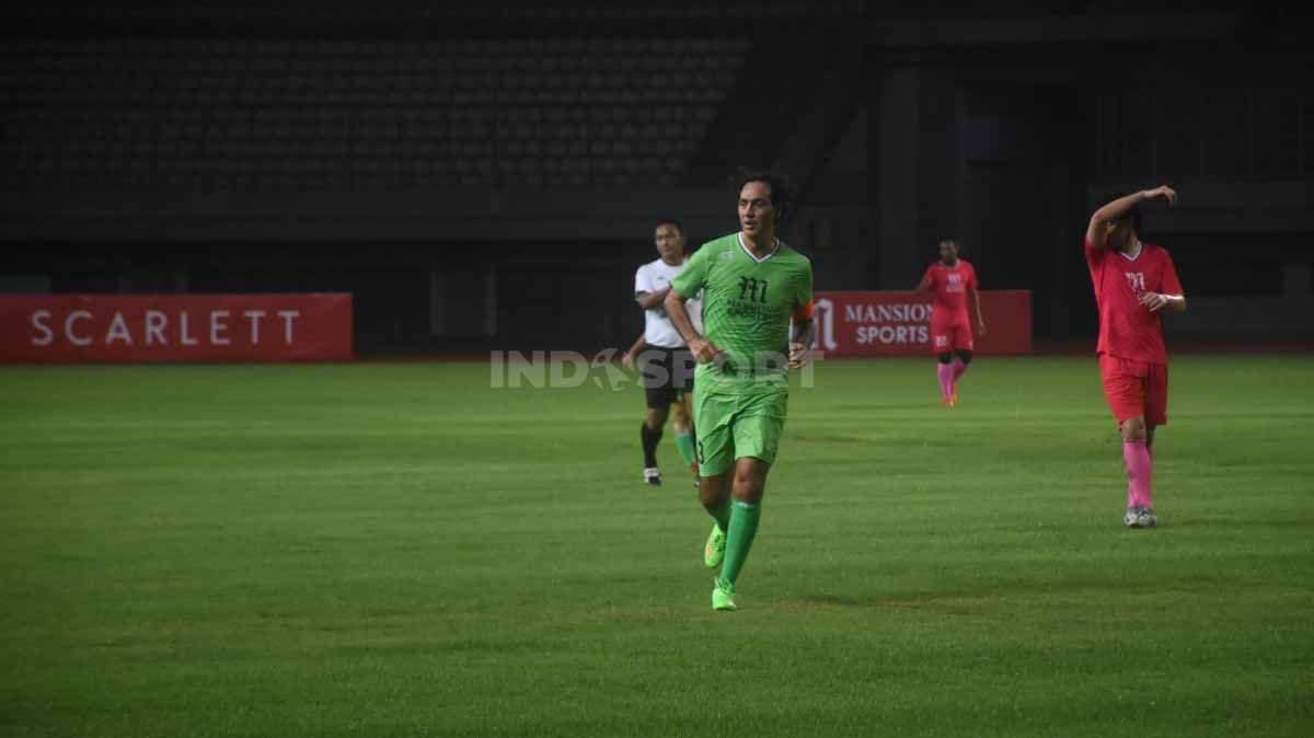 Tim Alessandro Nesta tampil dalam ajang Star Football Challenges di Stadion Patriot Chandrabhaga, Bekasi, Sabtu (12/11/22). Copyright: © Herry Ibrahim/INDOSPORT