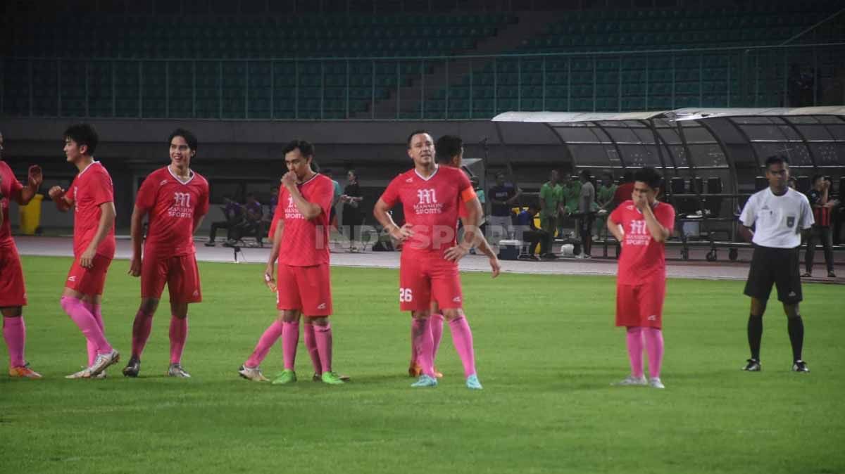 Tim John Terry tampil dalam ajang Star Football Challenges di Stadion Patriot Chandrabhaga, Bekasi, Sabtu (12/11/22). Copyright: © Herry Ibrahim/INDOSPORT