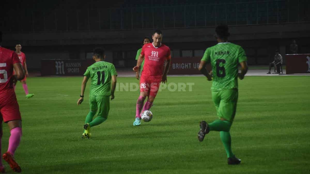 Tim John Terry tampil dalam ajang Star Football Challenges di Stadion Patriot Chandrabhaga, Bekasi, Sabtu (12/11/22). Copyright: © Herry Ibrahim/INDOSPORT