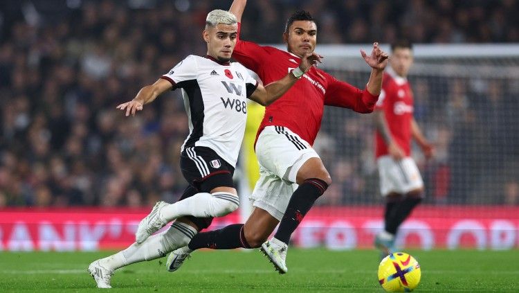 Gelandang Manchester United, Casemiro mencoba menghentikan pemain Fulham, Andreas Pereira REUTERS/David Klein Copyright: © REUTERS/David Klein