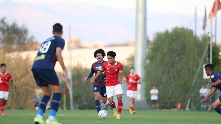 Aksi bintang Timnas Indonesia U-20, Marselino Ferdinan di laga uji coba kontra Al Adalah FC (Foto: PSSI) Copyright: © PSSI