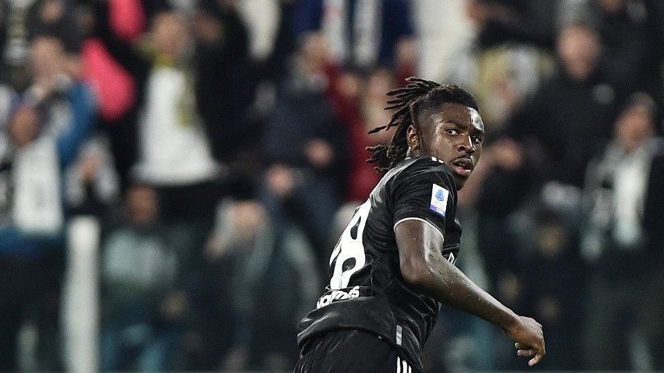 Penyerang Juventus, Moise Kean, dikartu merah hanya dalam hitungan detik. Foto: REUTERS/Massimo Pinca. Copyright: © REUTERS/Massimo Pinca