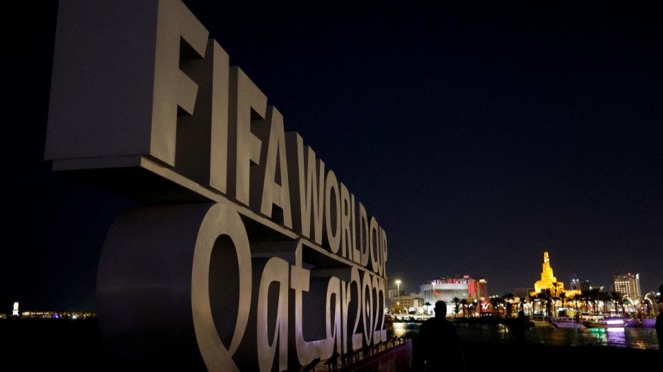 Di balik megahnya gelaran Piala Dunia 2022 Qatar, terdapat aliran uang dengan nilai yang sangat fantastis dari sejumlah bandar judi sepanjang turnamen bergulir. Copyright: © REUTERS/Suhaib Salem