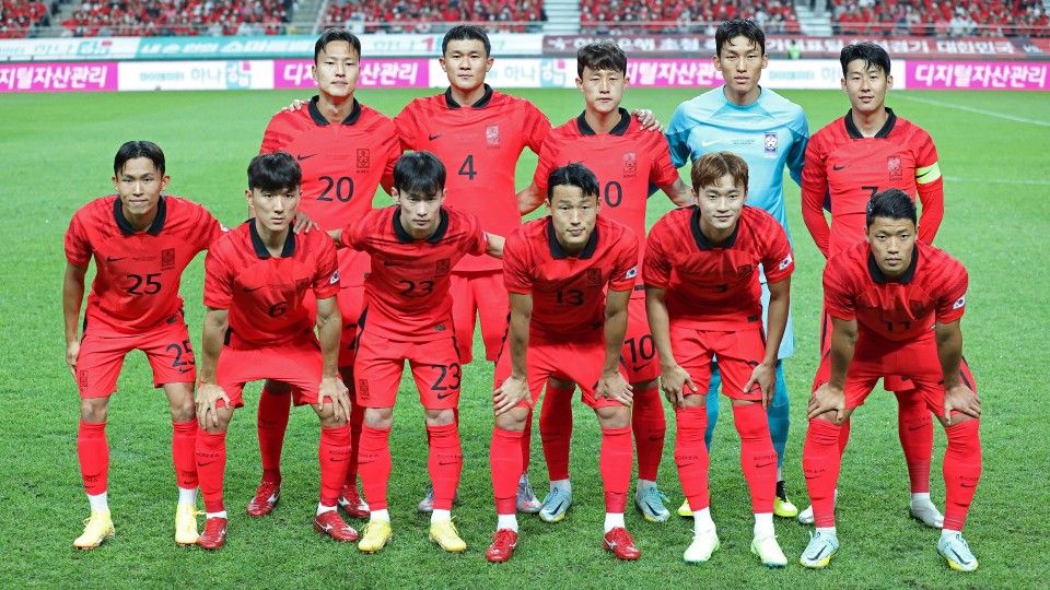 Tim Nasional Korea Selatan bisa mengikuti jejak Arab Saudi dan Jepang yang menciptakan kejutan di Piala Dunia 2022. Foto: REUTERS/Kim Hong-Ji. Copyright: © REUTERS/Kim Hong-Ji