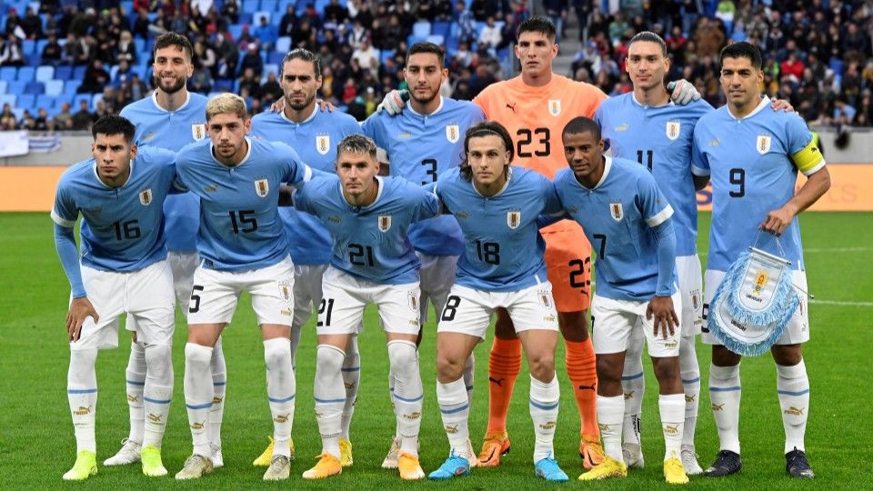 Sebastian Caceres (baris atas ketiga dari kiri) dan timnas Uruguay. REUTERS/Radovan Stoklasa Copyright: © REUTERS/Radovan Stoklasa