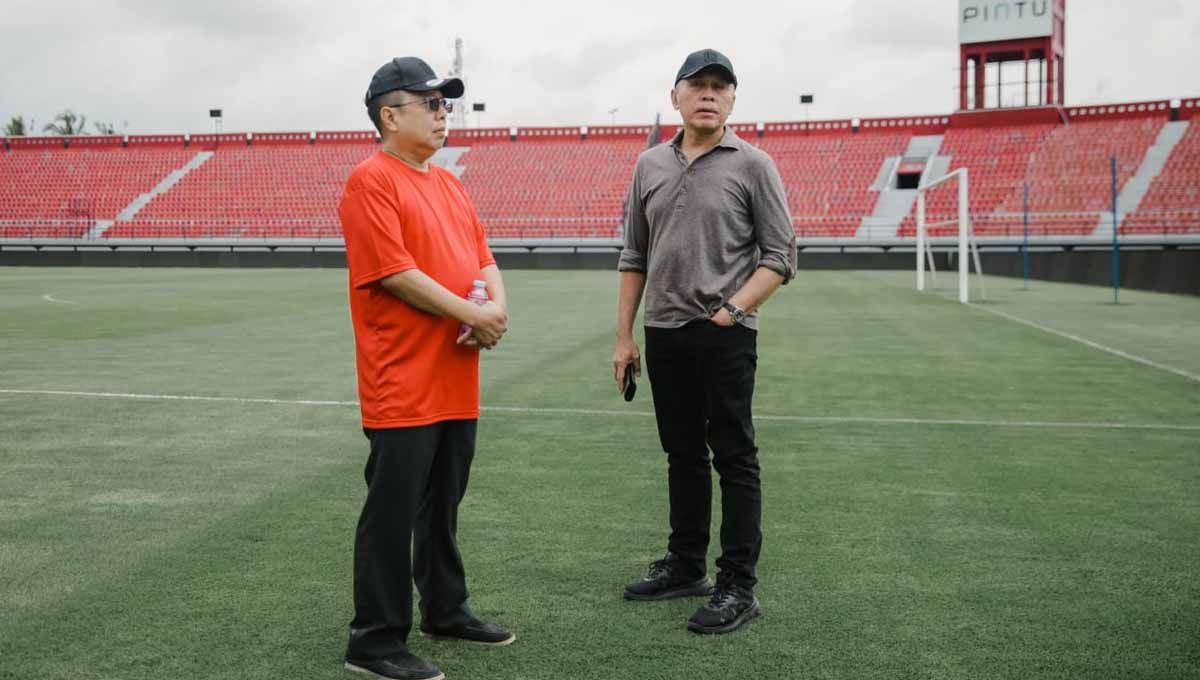 Ketua Umum PSSI, Mochamad Iriawan, bersama bos Bali United, Pieter Tanuri, saat berada di Stadion Kapten I Wayan Dipta Gianyar. (Foto: Bali United) Copyright: © Bali United