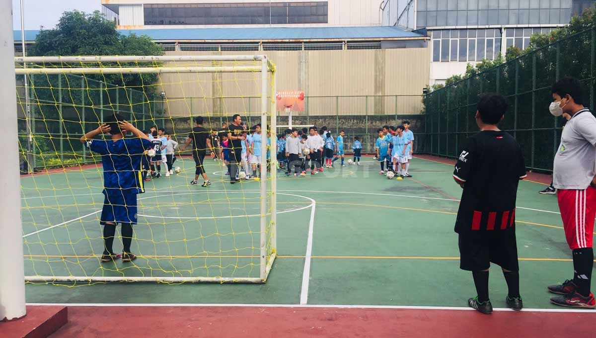 Coaching clinic Dewa United untuk anak-anak SMP Al Azhar 41 Serpong. Copyright: © Petrus Manus Da'Yerimon/INDOSPORT