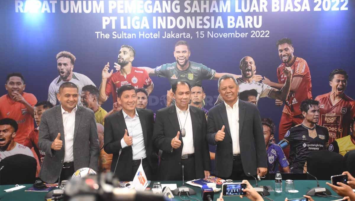 Anggota Komisaris LIB Roofi Ardian, Komisaris Utama Juni Rahman, Dirut LIB Ferry Paulus, Dirut Operasional Sudjarno pada jumpa pers hasil RUPS PT LIB di Hotel Sultan, Selasa (15/12/22). Copyright: © Herry Ibrahim/INDOSPORT