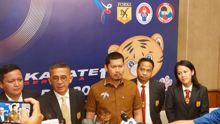 Acara jumpa pers Kejuaraan Internasional WKF Serie A 2022 di Jakarta, Rabu (16/11/22). Even tersebut akan digelar di Istoran Senayan pada 18-20 November mendatang Copyright: © Zainal Hasan/INDOSPORT