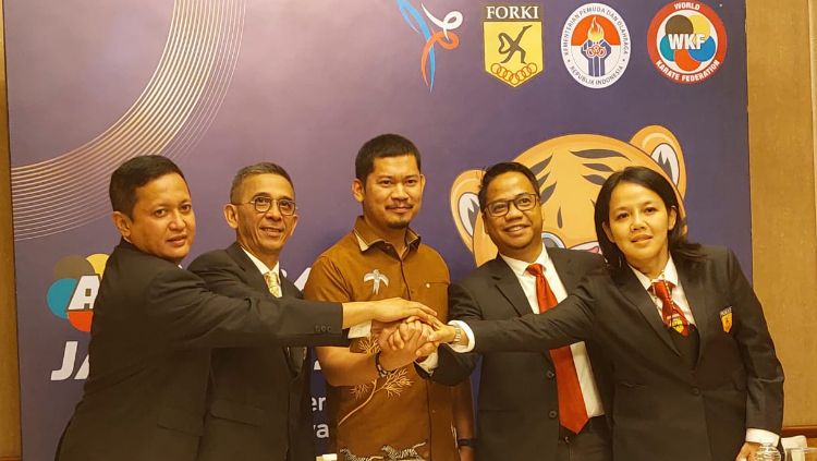 Acara jumpa pers Kejuaraan Internasional WKF Serie A 2022 di Jakarta, Rabu (16/11/22). Even tersebut akan digelar di Istoran Senayan pada 18-20 November mendatang Copyright: © Zainal Hasan/INDOSPORT