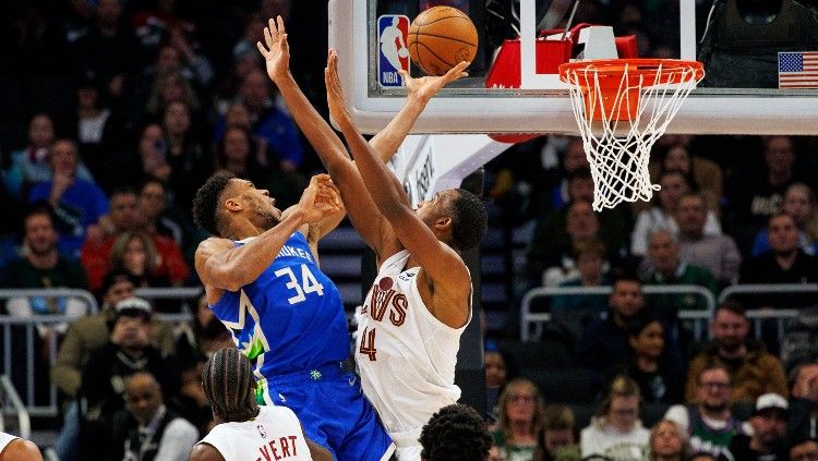 Berikut rekap hasil NBA per Kamis (17/11/2022) yang mana Milwaukee Bucks Berjaya, sementara Dallas Mavericks dan Golden State Warriors merana. Copyright: © Reuters/Jeff Hanisch-USA TODAY Sports