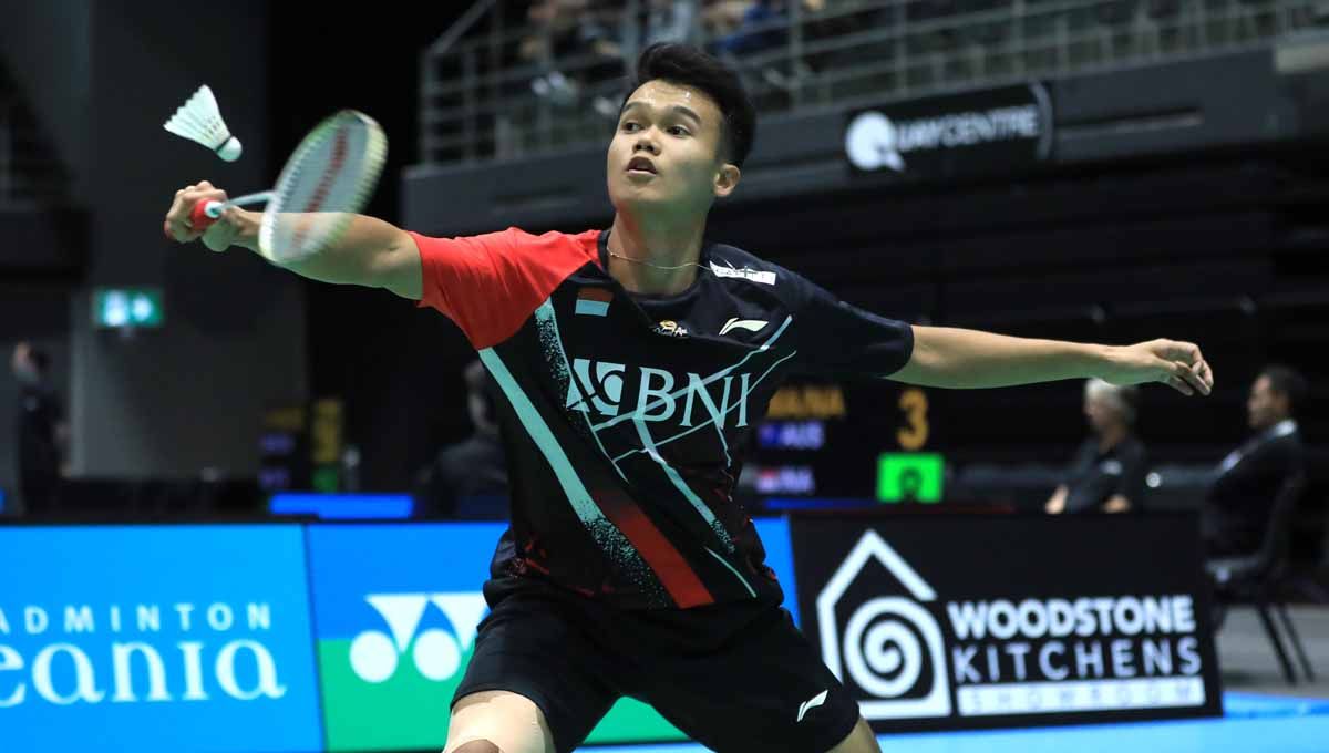 Momen ngilu pebulu tangkis muda Christian Adinata hampir dibuat cedera saat takluk dari wakil Denmark di Spain Masters 2023. Copyright: © PBSI