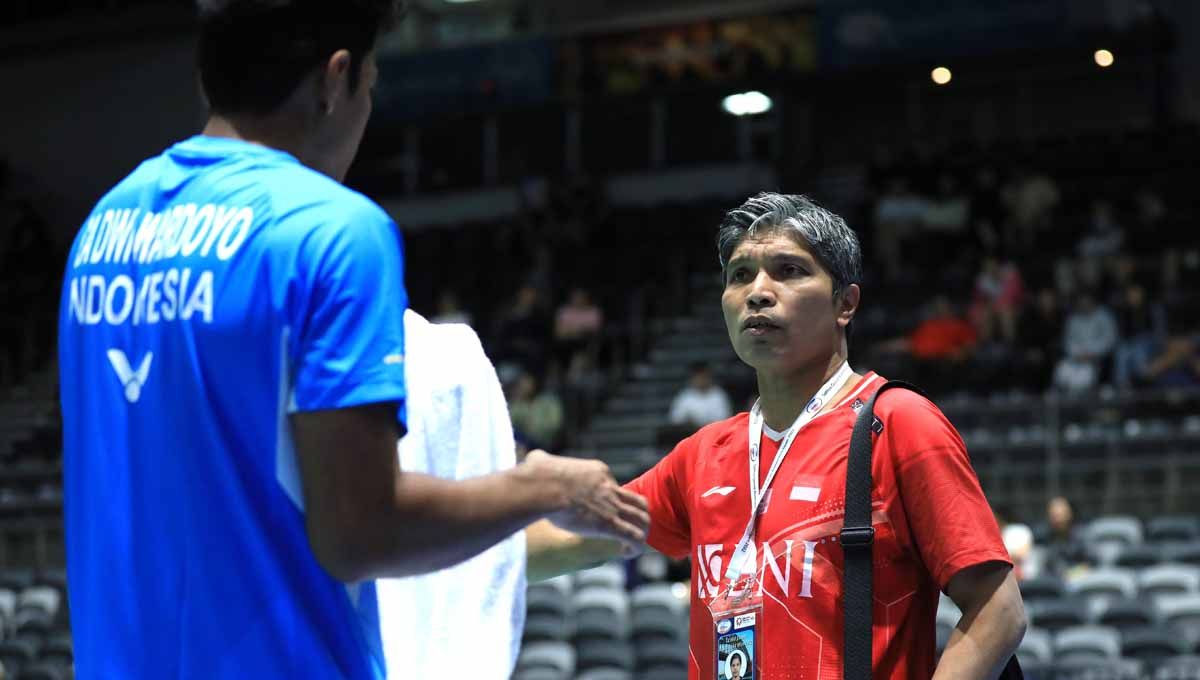 Menjadi saksi mata mulianya hati pelatih tunggal putra PBSI, Irwansyah, admin akun media sosial Federasi Bulutangkis Dunia (BWF) tulis diari mengharukan. Copyright: © PBSI