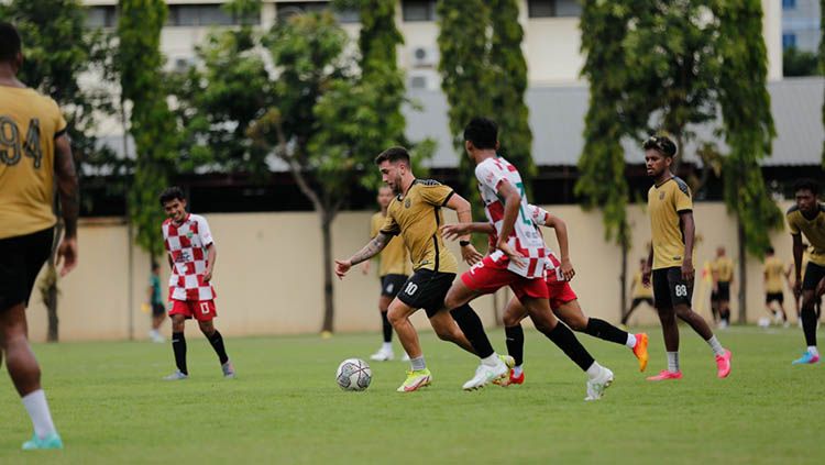 Persebaya Surabaya menang telak 4-0 melawan Pasuruan United di Lapangan Polda Jawa Timur, Jumat (18/11/22). Copyright: © Persebaya Surabaya