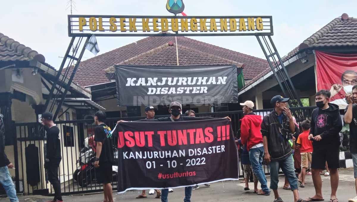 Ratusan Aremania saat aksi di flyover kedungkandang Malang. Copyright: © Ian Setiawan/INDOSPORT