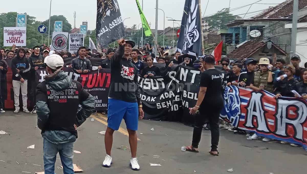 Ratusan Aremania saat aksi di flyover kedungkandang Malang. Copyright: © Ian Setiawan/INDOSPORT