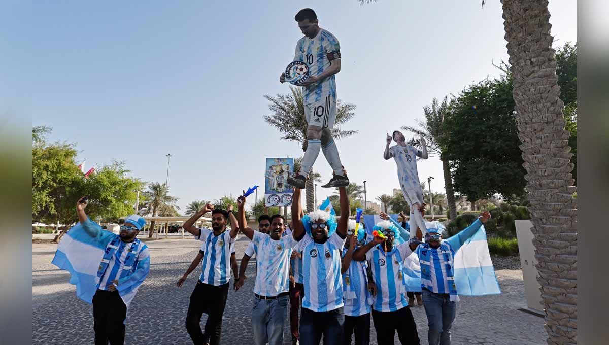 Jelang Piala Dunia Qatar, fans Timnas Argentina membawa potongan karton bintang Argentina Lionel Messi di Museum Nasional Qatar. (Foto: REUTERS/Hamad I Mohammed) Copyright: © REUTERS/Hamad I Mohammed