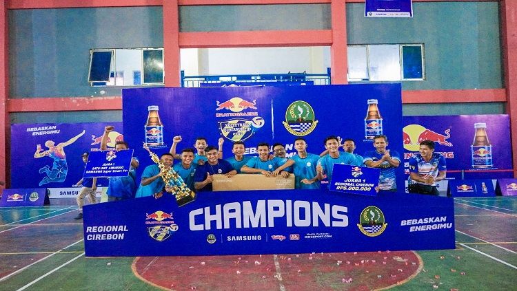 Dalam babak final turnamen bola voli Kratingdaeng Volleyball Gubernur Cup 2022 seri Cirebon, tim Raja berhasil meraih kemenangan atas Permoni. Copyright: © Kratingdaeng Indonesia