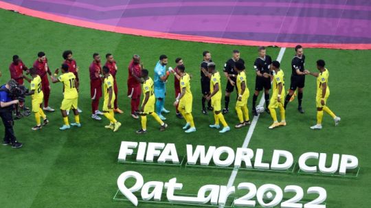 Pemain Qatar dan Ekuador berjabat tangan sebelum pertandingan pembuka Piala Dunia 2022, Minggu (20/11/22) malam WIB (REUTERS/Molly Darlington) Copyright: © REUTERS/Molly Darlington