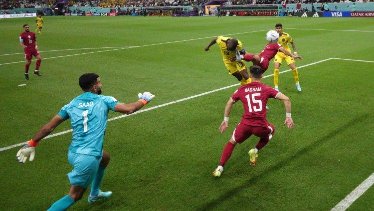 Momen sebelum gol striker Ekuador, Enner Valencia ke gawang Qatar dianulir wasit (REUTERS/Lars Baron) Copyright: © REUTERS/Lars Baron