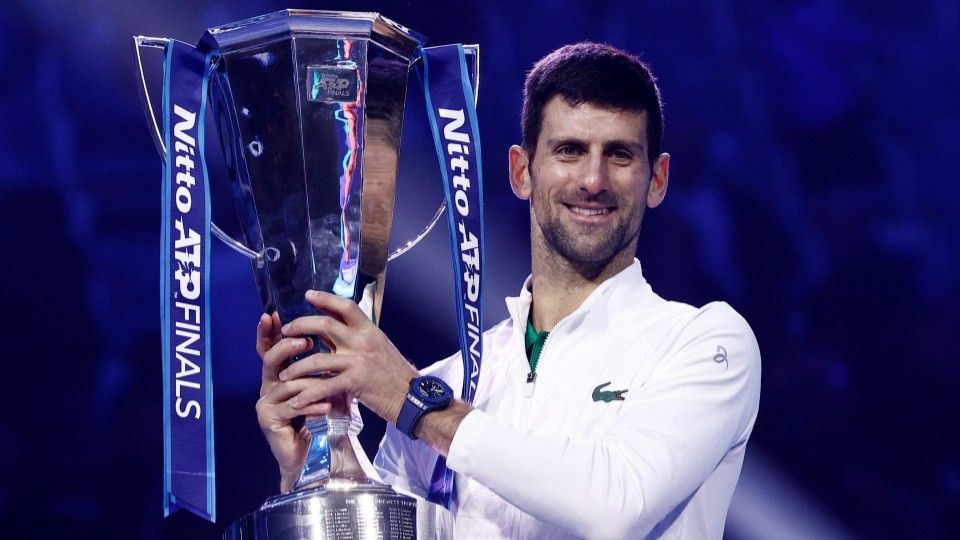 Petenis asal Serbia, Novak Djokovic, berhasil menjuarai turnamen ATP Finals 2022 usai mengalahkan petenis asal Norwegia, Casper Ruud, di Pala Alpitour, Turin. REUTERS/Guglielmo Mangiapane Copyright: © REUTERS/Guglielmo Mangiapane