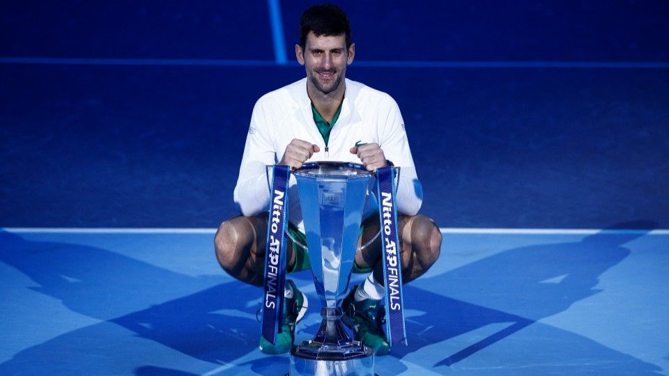 Petenis asal Serbia, Novak Djokovic, berhasil menjuarai turnamen ATP Finals 2022 usai mengalahkan petenis asal Norwegia, Casper Ruud, di Pala Alpitour, Turin. REUTERS/Guglielmo Mangiapane Copyright: © REUTERS/Guglielmo Mangiapane