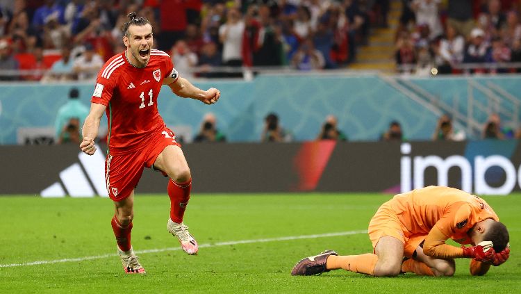 Penalti Gareth Bale selamatkan The Dragons dari kekalahan di partai perdana Piala Dunia 2022 Grup B antara Amerika Serikat vs Wales, skor 1-1 jadi hasil akhir. Copyright: © REUTERS-Hannah Mckay