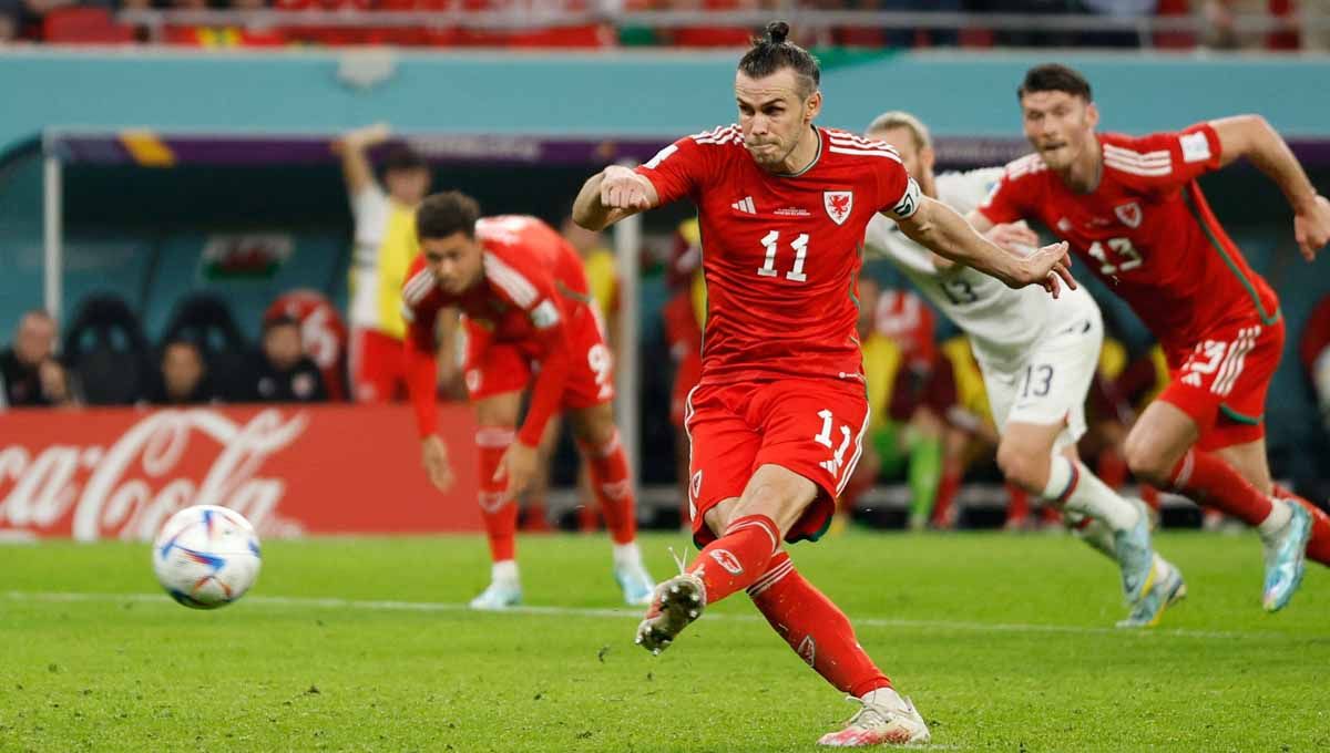 Pemain Wales Gareth Bale mencetak gol pertama dari titik penalti di Piala Dunia Qatar 2022. (Foto: REUTERS/John Sibley) Copyright: © REUTERS/John Sibley
