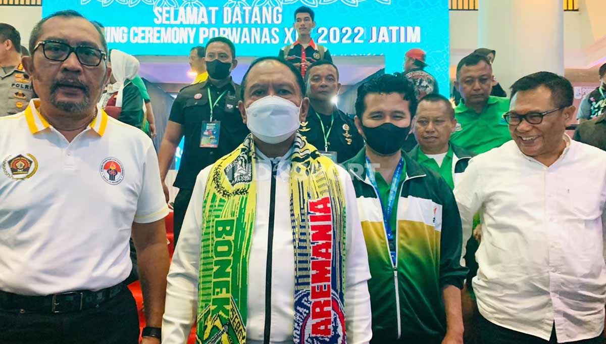 Menpora RI, Zainudin Amali, mengenakan syal Aremania x Bonek saat pembukaan Porwanas 2022. (Foto: Nofik Lukman Hakim/INDOSPORT) Copyright: © Nofik Lukman Hakim/INDOSPORT