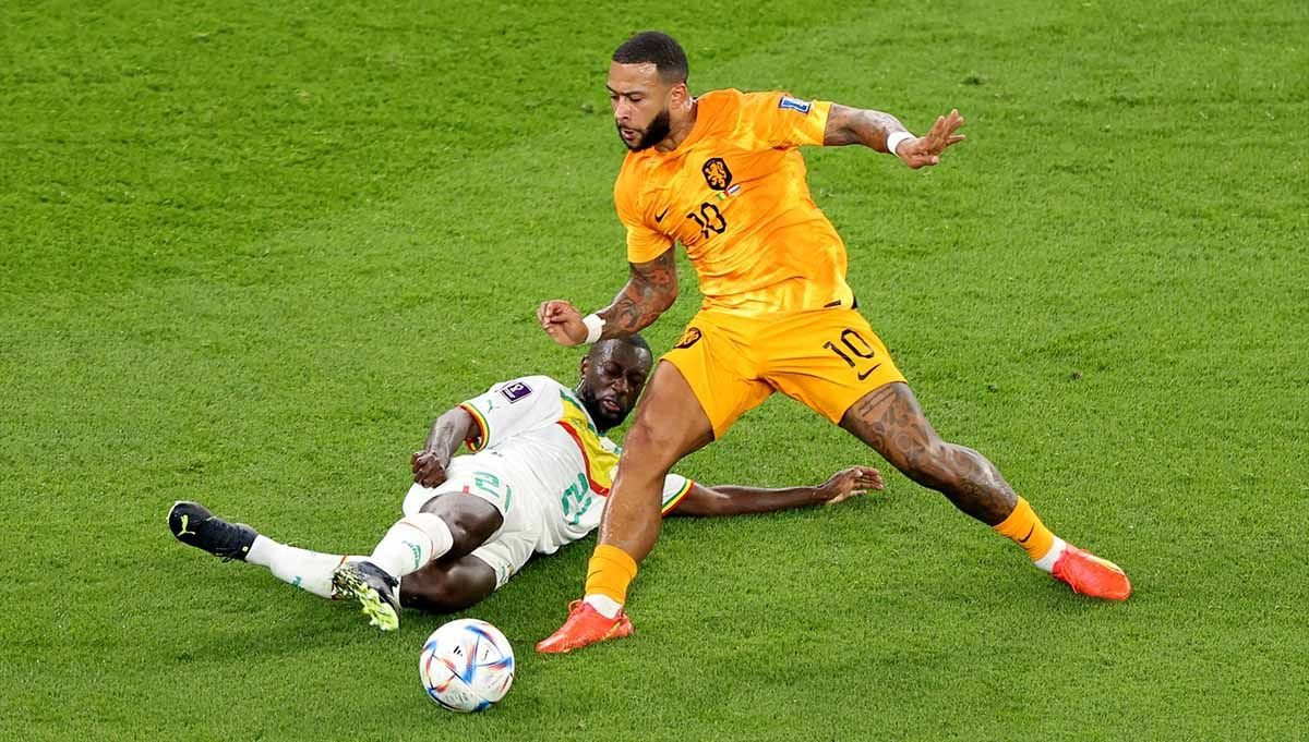 Pemain Senegal Youssouf Sabaly saat duel dengan pemain Belanda Memphis Depay di Piala Dunia Qatar 2022. (Foto: REUTERS/Molly Darlington) Copyright: © REUTERS/Molly Darlington