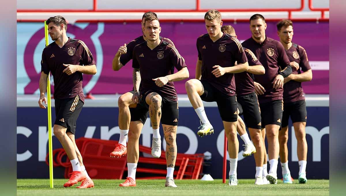 Pemain Jerman David Raum bersama rekan setimnya saat latihan jelang melawan Jepang. (Foto: REUTERS/Siphiwe Sibeko) Copyright: © REUTERS/Siphiwe Sibeko