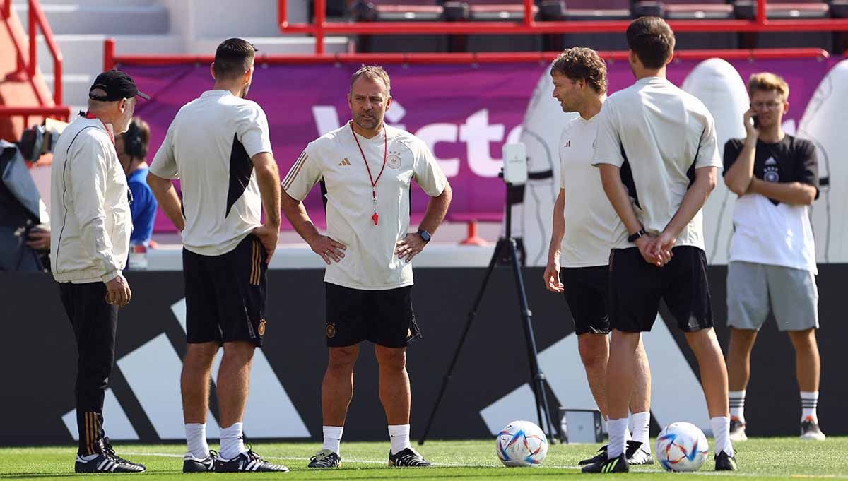 Pelatih Jerman, Hansi Flick saat latihan bersama timnya jelang melawan Jepan. (Foto: REUTERS/Siphiwe Sibeko) Copyright: © REUTERS/Siphiwe Sibeko