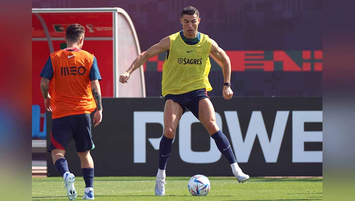 Pemain Portugal, Cristiano Ronaldo saat latihan bersama teman setimnya jelang melawan Ghana di Piala Dunia Qatar 2022. (Foto: REUTERS/Pedro Nunes) Copyright: © REUTERS/Pedro Nunes