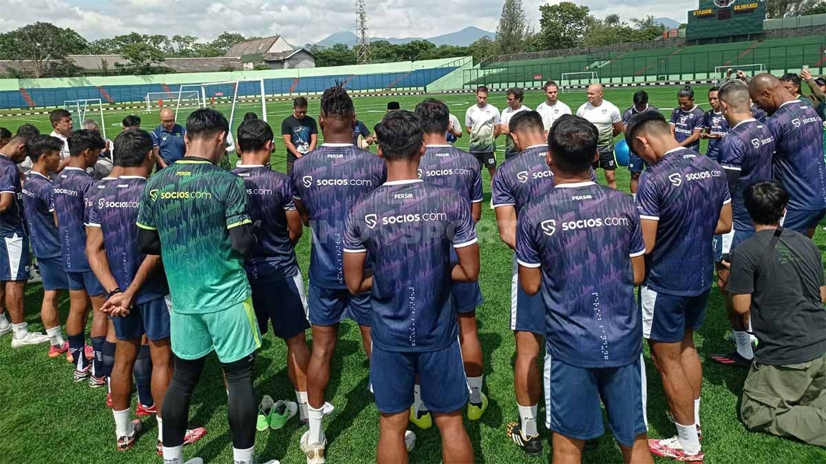 Klub Liga 1, Persib  Bandung, menggelar doa bersama sebelum latihan di Stadion Siliwangi, Kota Bandung, Selasa (22/11/22). (Foto: Arif Rahman/INDOSPORT) Copyright: © Arif Rahman/INDOSPORT