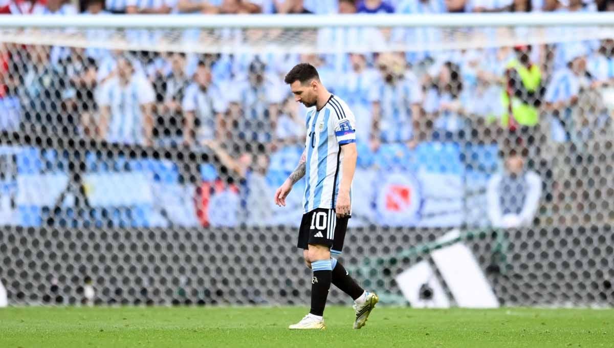 Sebuah video viral setelah pemain Arab Saudi, Ali Al-Bulayhi, mengajak bintang Argentina, Lionel Messi, untuk jadi mualaf saat di Piala Dunia 2022. (Foto: REUTERS/Annegret Hilse) Copyright: © REUTERS/Annegret Hilse