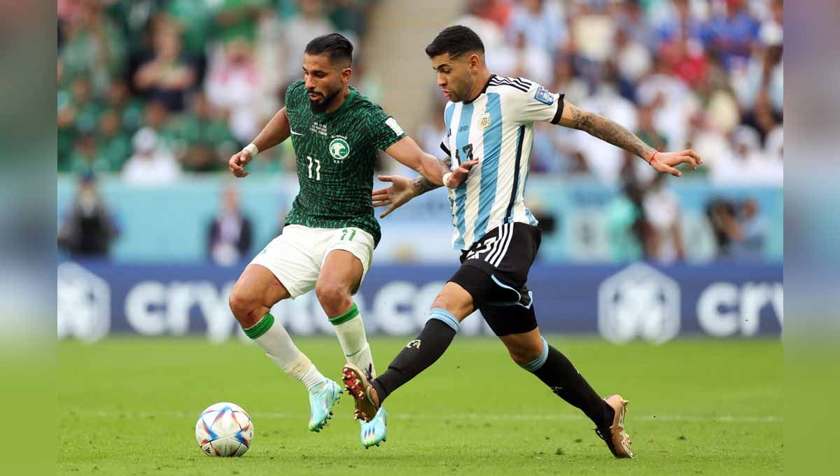 Pemain Argentina Cristian Romero saat berebut bola dengan pemain Arab Saudi Saleh Al-Shehri di Piala Dunia Qatar 2022. (Foto: REUTERS/Carl Recine) Copyright: © REUTERS/Carl Recine