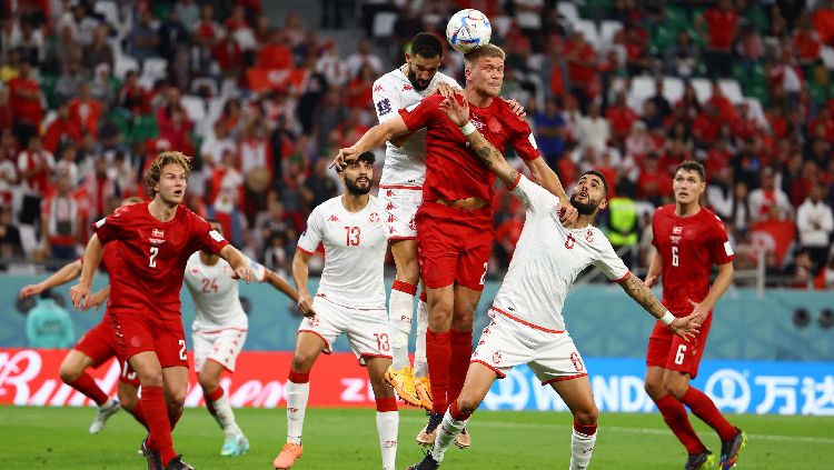 Andreas Cornelius dari Denmark beraksi dengan Yassine Meriah dari Tunisia dan Dylan Bronn di Piala Dunia 2022 REUTERS-Kai Pfaffenbach Copyright: © REUTERS-Kai Pfaffenbach