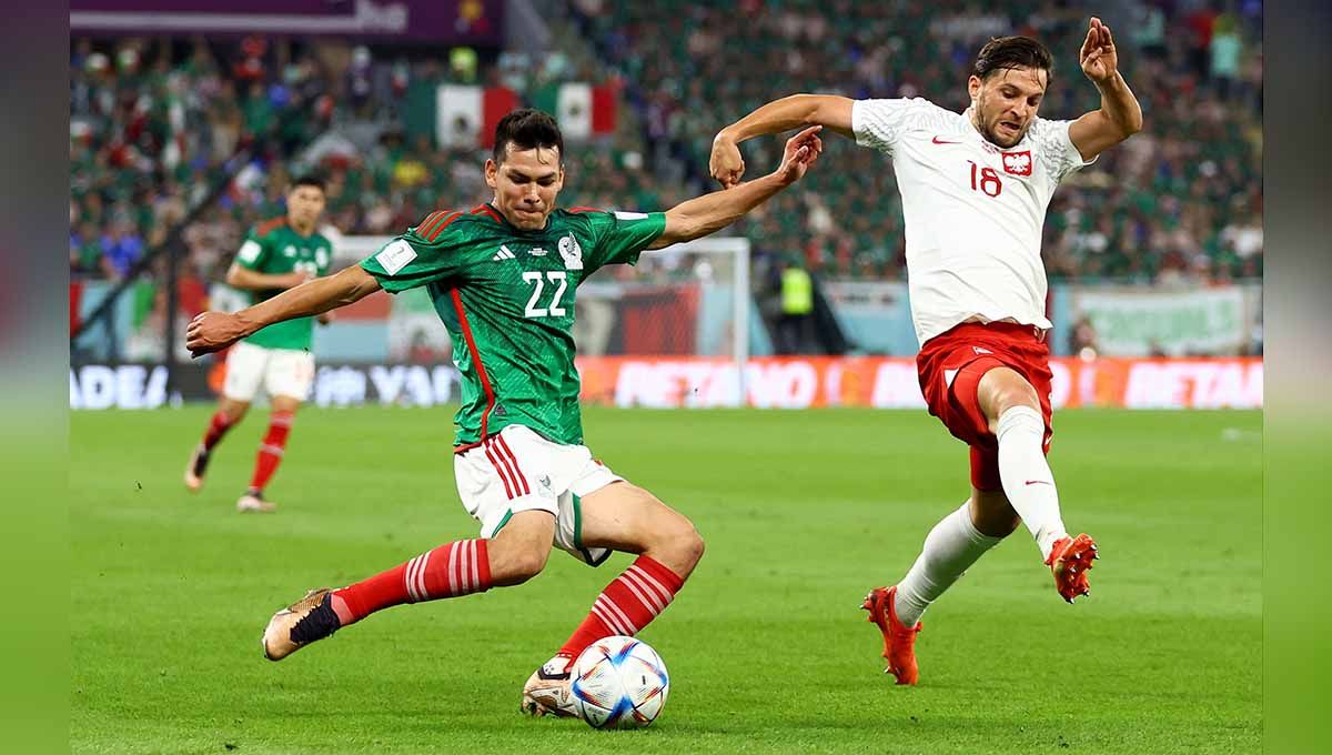 Pemain Meksiko Hirving Lozano berebut bola dengan pemain Polandia Bartosz Bereszynski di Piala Dunia Qatar 2022. (Foto: REUTERS/Hannah Mckay) Copyright: © REUTERS/Hannah Mckay