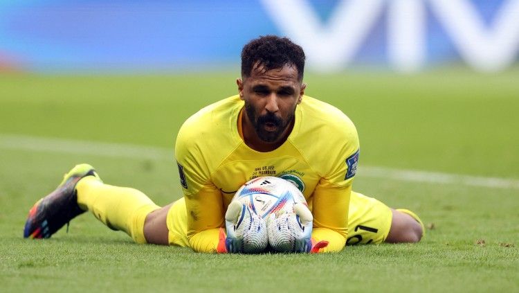 Aksi Kiper Arab Saudi, Mohammed Al-Owais di Piala Dunia 2022 (REUTERS/Carl Recine) Copyright: © REUTERS/Carl Recine