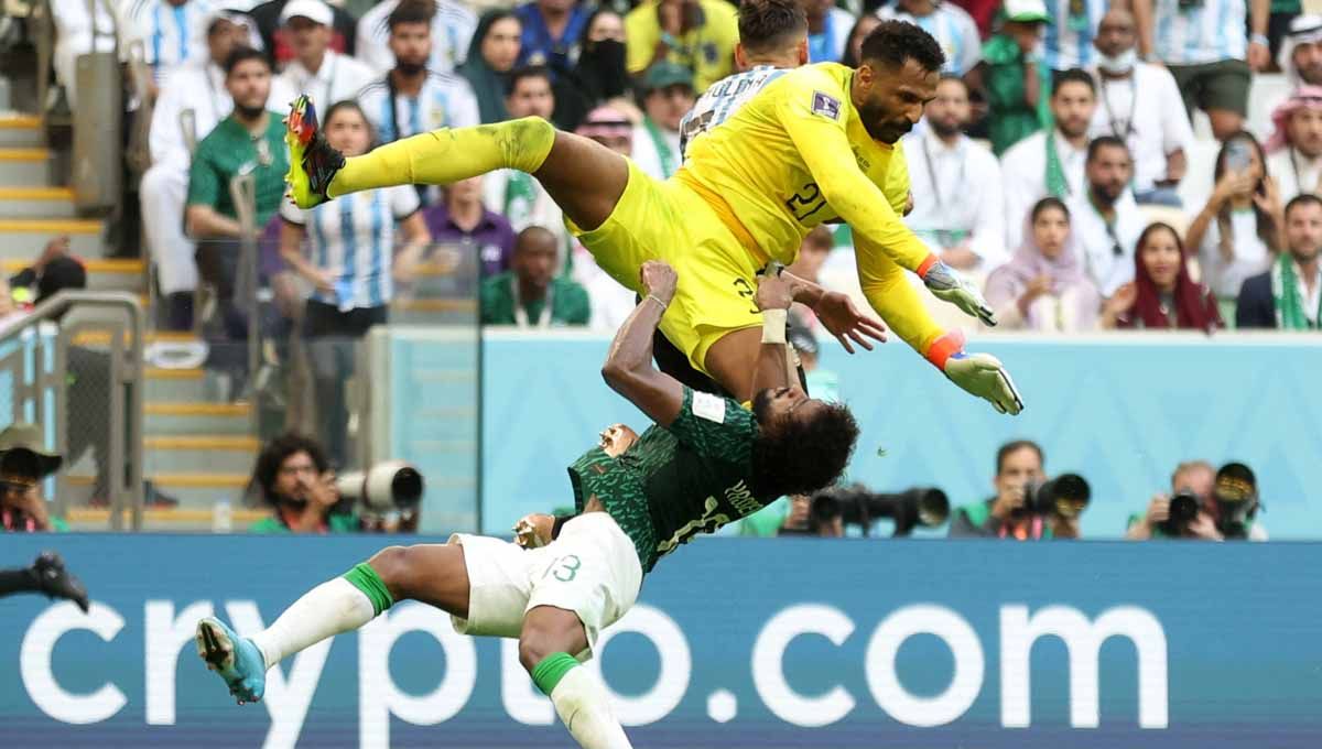 Bek Arab Saudi Yasser Al Shahrani alami cedera mengerikan di Piala Dunia 2022. (Foto: REUTERS/Carl Recine) Copyright: © REUTERS/Carl Recine