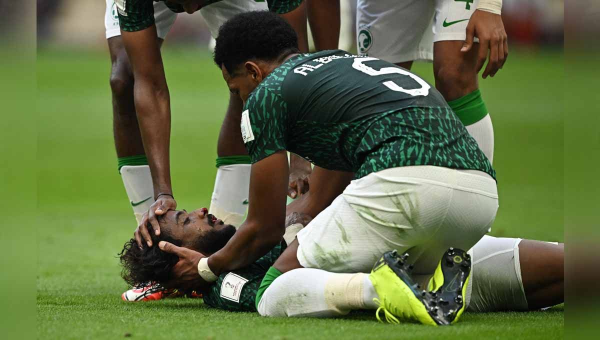 Bek Arab Saudi Yasser Al Shahrani alami cedera mengerikan di Piala Dunia 2022. (Foto: REUTERS/Dylan Martinez) Copyright: © REUTERS/Dylan Martinez