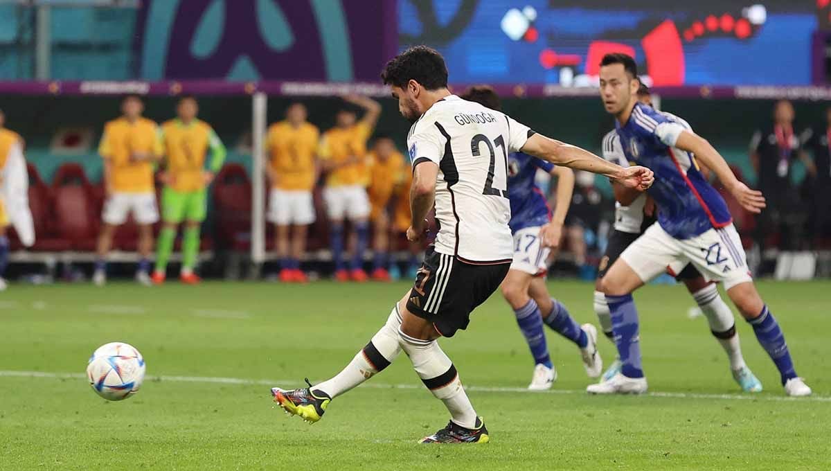 Pemain Jerman Ilkay Gundogan mencetak gol pertama dari titik penalti di Piala Dunia Qatar 2022. (Foto: REUTERS/Lee Smith) Copyright: © REUTERS/Lee Smith