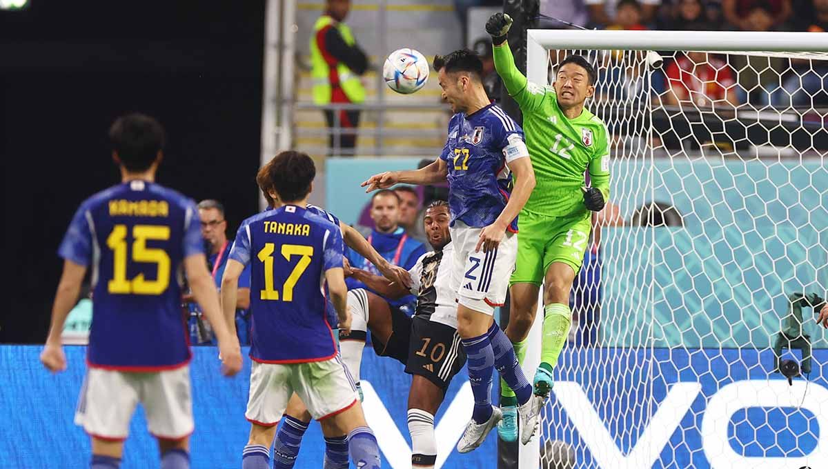 Aksi kiper Jepang Shuichi Gonda penyelamatan gawang di Piala Dunia Qatar 2022. (Foto: REUTERS/Kai Pfaffenbach) Copyright: © REUTERS/Kai Pfaffenbach