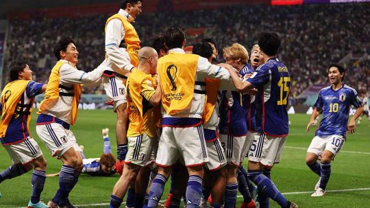 Selebrasi para pemain Jepang usai Takuma Asano menjebol gawang Jerman di Piala Dunia Qatar 2022. (Foto: REUTERS/Matthew Childs) Copyright: © REUTERS/Matthew Childs