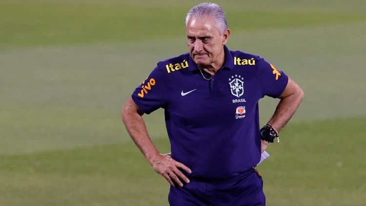 Pelatih Timnas Brasil di Piala Dunia 2022, Tite, saat memimpin latihan. (Foto: REUTERS/Amanda Perobelli) Copyright: © REUTERS/Amanda Perobelli