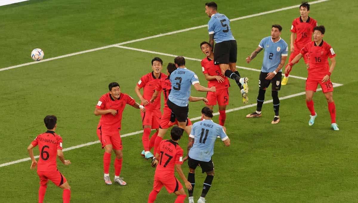 Pemain Uruguay Diego Godin berusaha menyundul bola ke gawang Korea Selatan grup H Piala Dunia Qatar 2022. (Foto: REUTERS/Molly Darlington) Copyright: © REUTERS/Molly Darlington