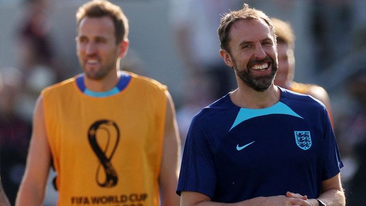 Striker dan pelatih Timnas Inggris, Harry Kane (kiri) dan Gareth Southgate saat sedang latihan jelang lawan Amerika Serikat di pertandingan kedua Grup B Piala Dunia 2022 (Foto:REUTERS/Paul Childs). Copyright: © REUTERS/Paul Childs