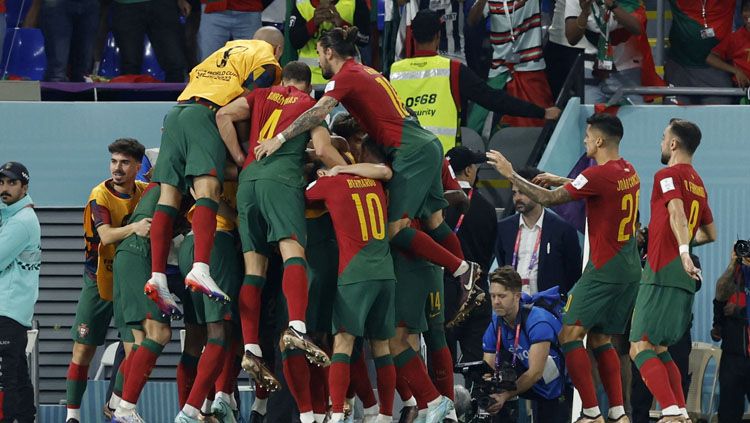 Selebrasi pemain Timnas Portugal usai Cristiano Ronaldo mencetak gol pembuka ke gawang Ghana dalam laga pertama Grup H Piala Dunia 2022 (Foto:REUTERS/Albert Gea). Copyright: © REUTERS/Albert Gea